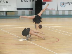 Julia i Oliwia w układzie gimnastyczno-akrobatycznym