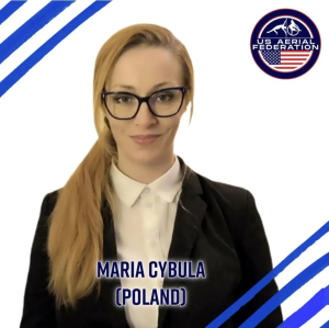 Maria Cybula- Mistrzyni Polski, to doświadczona instruktorka, utytułowana zawodnica oraz sędzina związana ze środowiskiem pole sport oraz sportów akrobatyki powietrznej (aerial) w Polsce. Jej działalność obejmuje zarówno występy na scenie mistrzowskiej, jak i kształcenie nowych pokoleń sportowców oraz pracę sędziowską podczas oficjalnych turniejów.