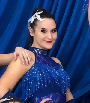 Swoją przygodę ze sportem rozpoczęła w wieku 6 lat, trenując cheerleading zdobywała liczne tytuły – 2 wicemistrzostwo Europy 2018, mistrzostwo Polski 2022 w kategorii zespołowej z grupą Shine oraz brąz w duecie. Wielokrotna medalistka Mistrzostw Polski.
Jako instruktor cheerleadingu, gimnastyki sportowej i studentka pedagogiki łączy sportową pasję z pedagogicznym podejściem. Prowadzi zajęcia z kreatywnością i cierpliwością, inspirując dzieci do ruchu, rozwoju i dobrej zabawy